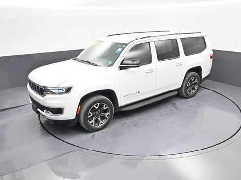 Used 2023 Jeep Wagoneer L Series III w/ Preferred Equipment Group image 31