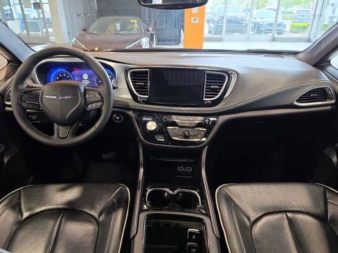 Used 2025 Chrysler Pacifica Limited FWD image 30