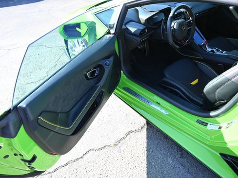 Used 2021 Lamborghini Huracan EVO RWD image 36