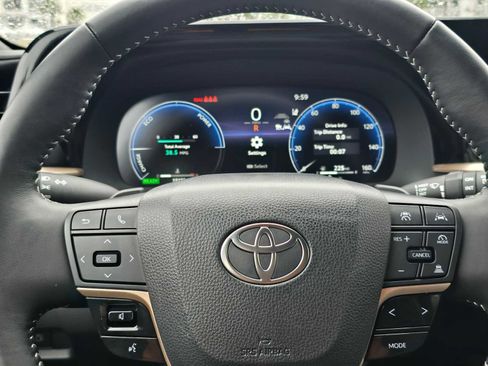 Used 2025 Toyota Crown Signia XLE image 31