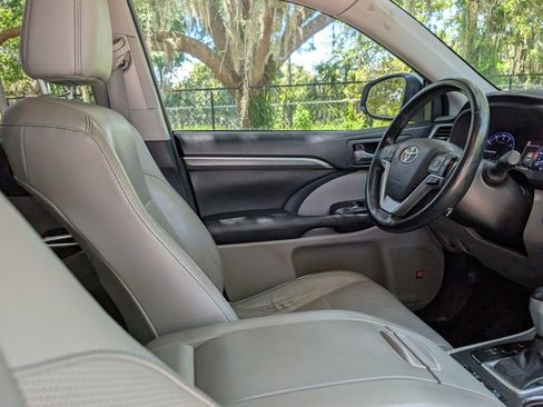 Used 2018 Toyota Highlander Limited Platinum AWD/4WD image 10