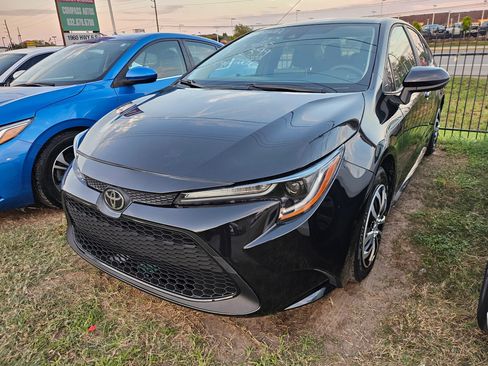 Used 2021 Toyota Corolla LE FWD image 3