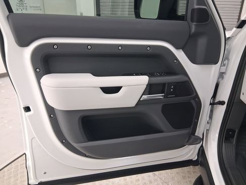 Used 2025 Land Rover Defender 110 S image 19