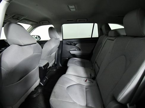 Used 2023 Toyota Highlander LE image 24