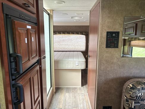 Used 2014 Ford E-450 and Econoline 450 Super Duty w/ Motorhome Prep Package RWD image 19