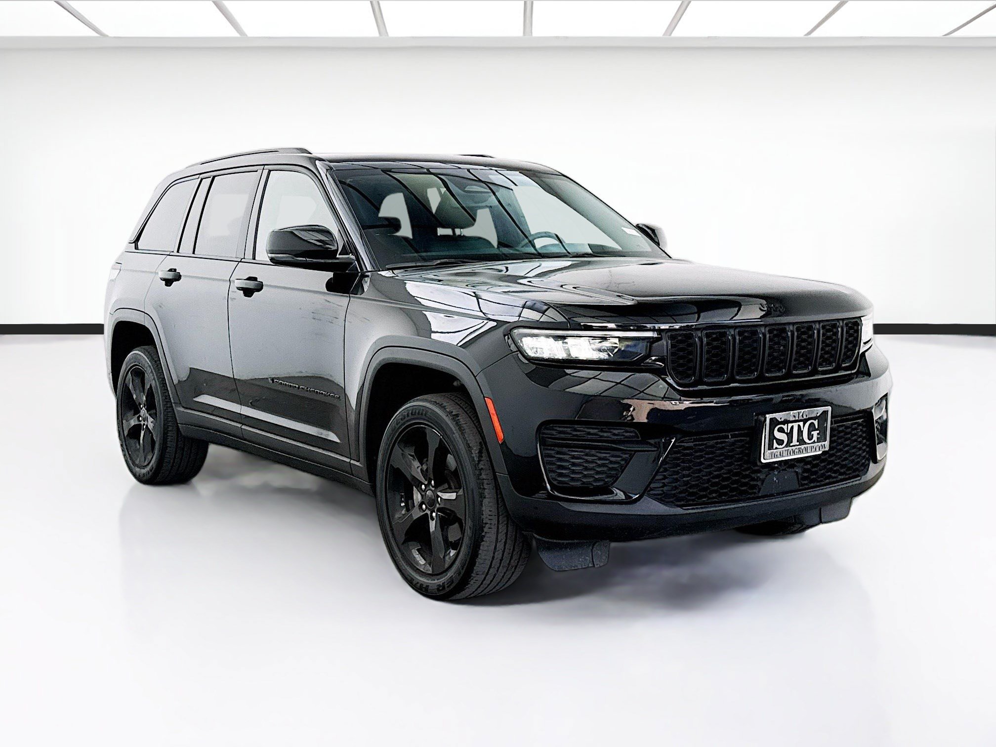 Used 2023 Jeep Grand Cherokee Altitude AWD/4WD image 3