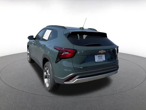 Used 2025 Chevrolet Trax LT w/ LT Convenience Package FWD image 11