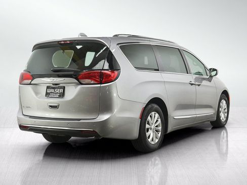 Used 2018 Chrysler Pacifica Touring-L FWD image 5