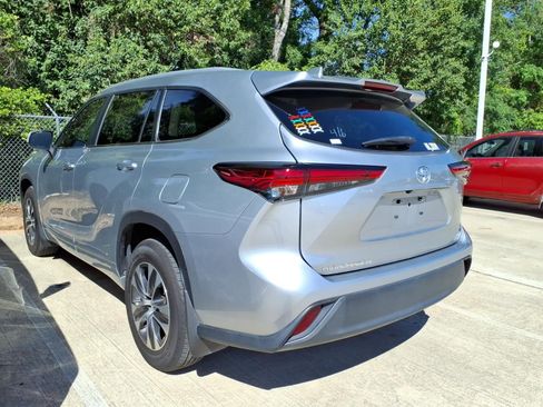 Used 2023 Toyota Highlander XLE image 2