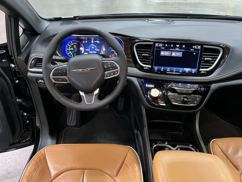 Used 2023 Chrysler Pacifica Pinnacle FWD image 12