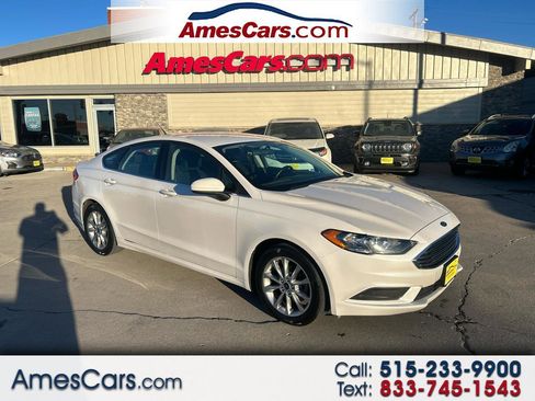 Used 2017 Ford Fusion SE w/ Fusion SE Technology Package image 1