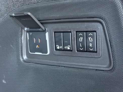 Used 2023 Cadillac Escalade Premium Luxury w/ Performance Package image 10