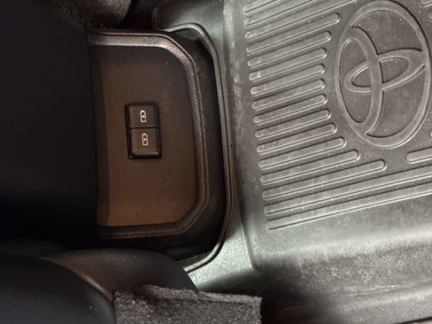 Used 2023 Toyota Highlander XLE FWD image 13