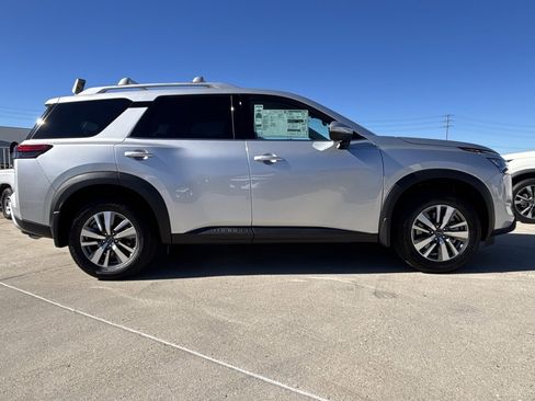 New 2025 Nissan Pathfinder SL image 2