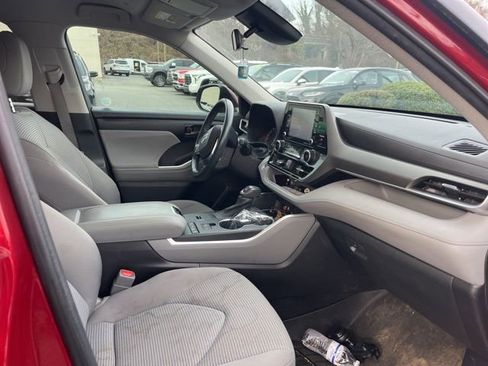 Used 2021 Toyota Highlander LE image 8