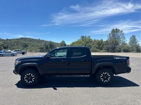Used 2021 Toyota Tacoma TRD Off-Road w/ Technology Package AWD/4WD image 8