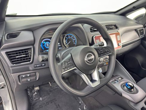 Used 2025 Nissan Leaf S image 12