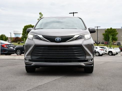 Used 2023 Toyota Sienna XLE w/ XLE Plus Package FWD image 2