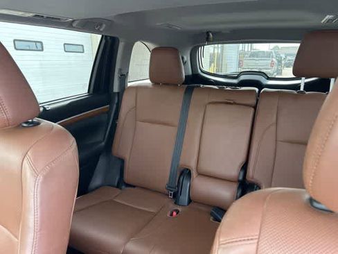Used 2017 Toyota Highlander Limited AWD/4WD image 4