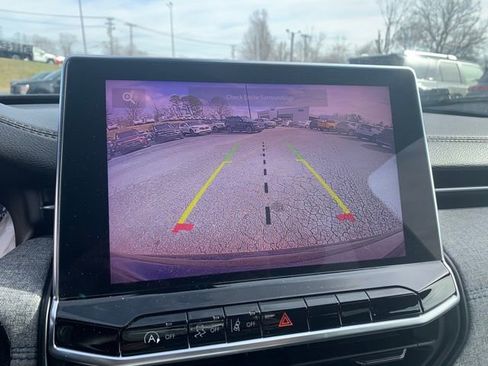 Used 2024 Jeep Compass Latitude image 17