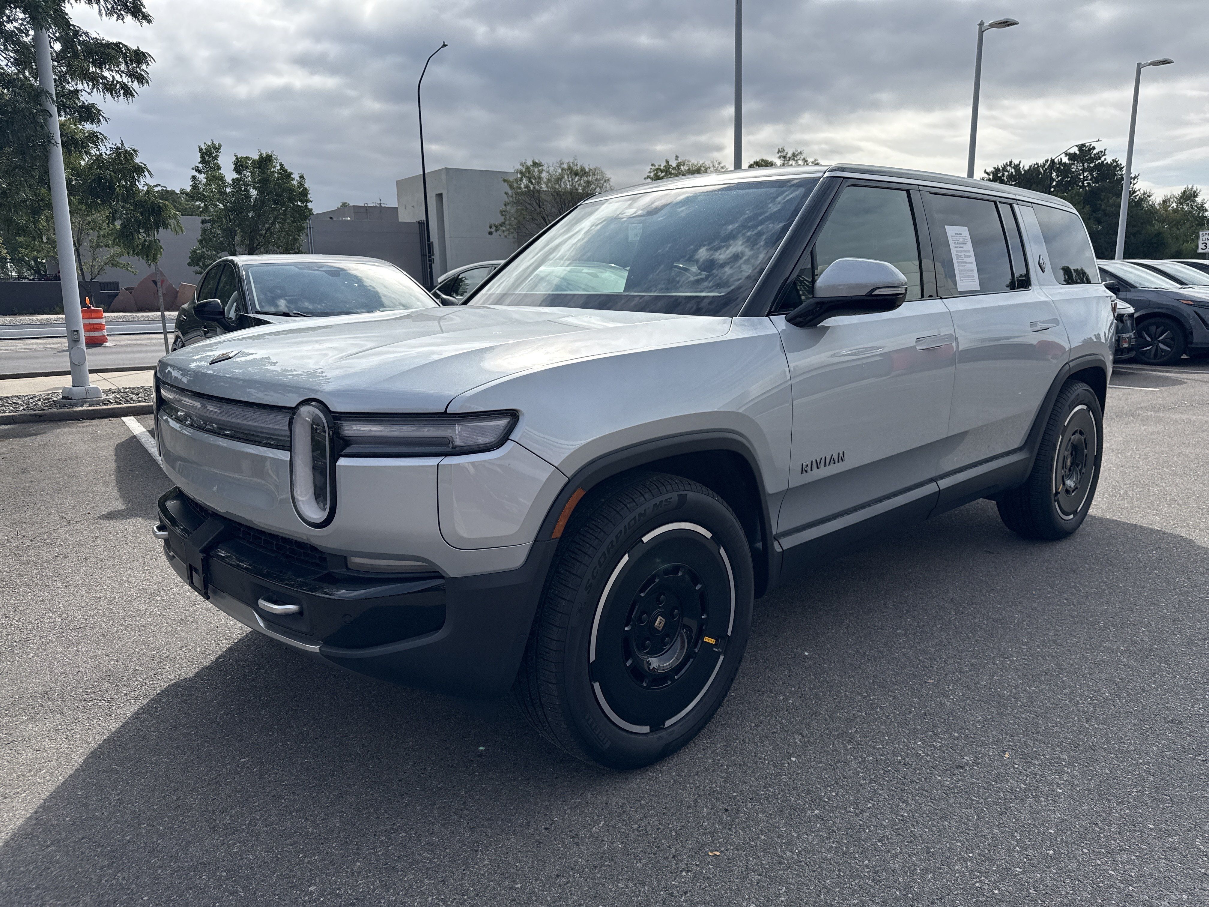 Used 2025 Rivian R1S Adventure Dual AWD/4WD image 3