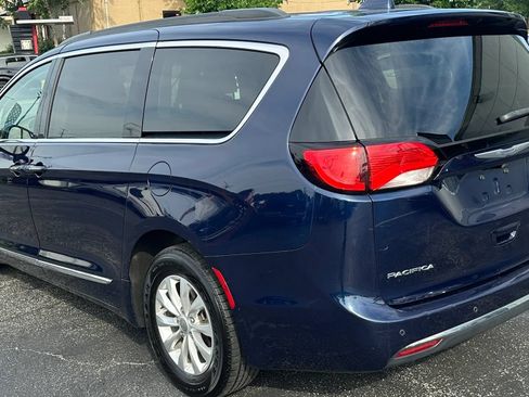 Used 2017 Chrysler Pacifica Touring-L FWD image 7