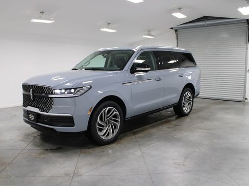New 2026 Lincoln Navigator Reserve AWD/4WD image 3
