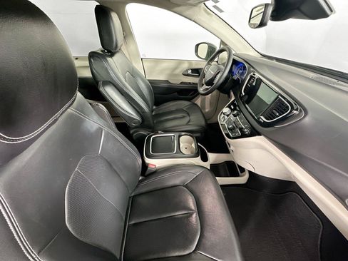 Used 2022 Chrysler Pacifica Touring-L FWD image 28