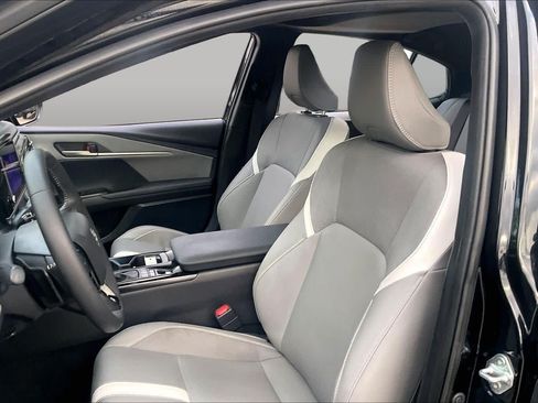 Used 2025 Toyota Camry SE w/ Convenience Package FWD image 8