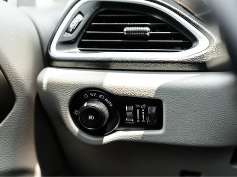 Used 2019 Chrysler Pacifica Touring-L FWD image 20