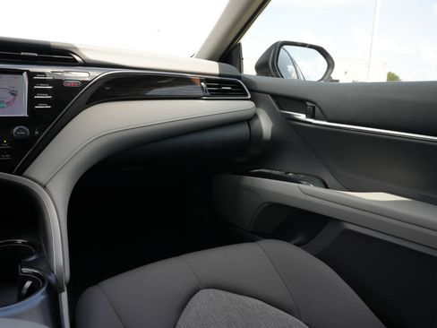 Used 2020 Toyota Camry LE FWD image 9