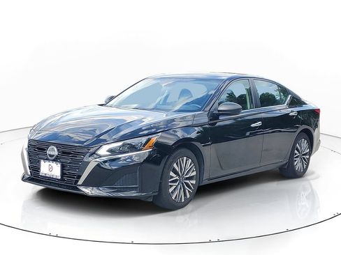 Used 2025 Nissan Altima 2.5 SV FWD image 2
