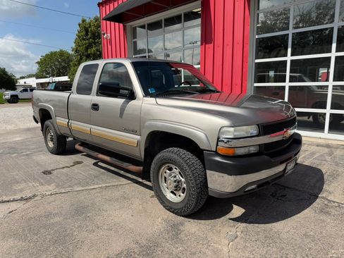 Used 2002 Chevrolet Silverado 2500 LT AWD/4WD image 2