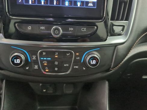 Used 2021 Chevrolet Traverse LT w/ LT Premium Package image 18