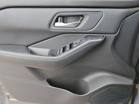 Certified 2025 Nissan Rogue SV image 17