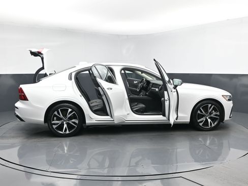 Used 2024 Volvo S60 B5 Core image 30