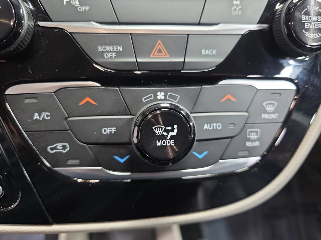 Used 2017 Chrysler Pacifica Touring-L w/ Tire & Wheel Group FWD image 23