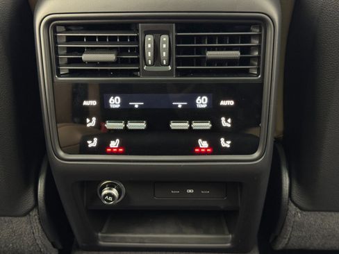 Used 2025 Porsche Cayenne S w/ Premium Package Plus image 40