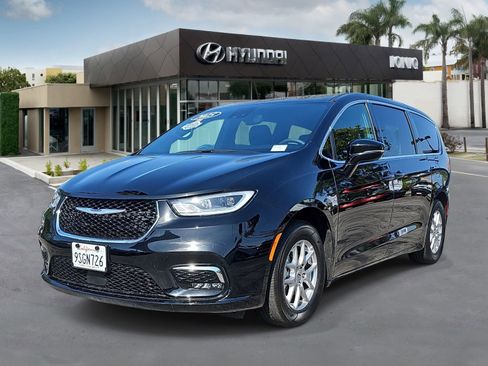 Used 2025 Chrysler Pacifica Select FWD image 7