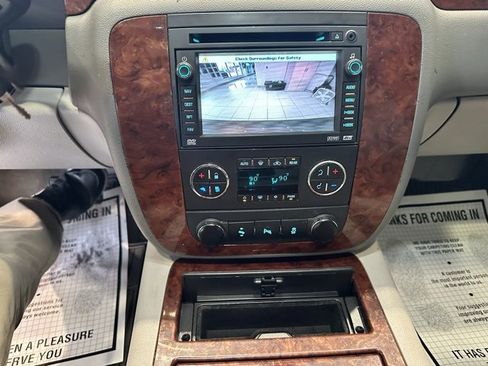 Used 2009 Chevrolet Suburban LTZ image 12