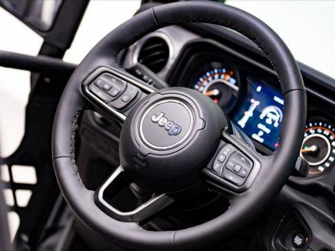 Used 2025 Jeep Gladiator Sport AWD/4WD image 23
