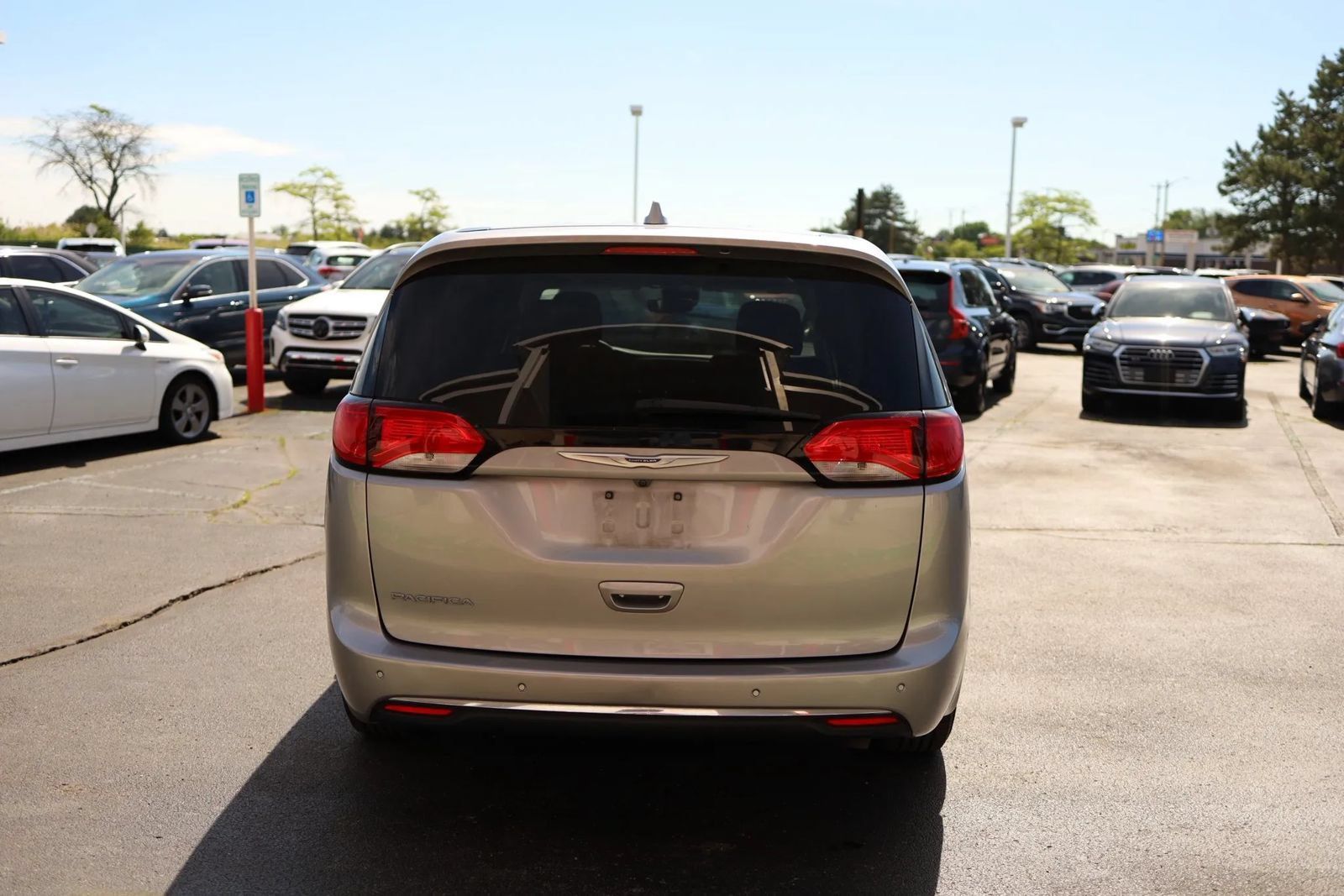 Used 2020 Chrysler Pacifica Touring w/ Advanced Safetytec Group FWD image 6