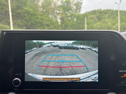 Used 2025 Toyota Highlander LE FWD image 27