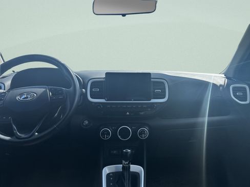 Used 2022 Hyundai Venue Limited FWD image 17