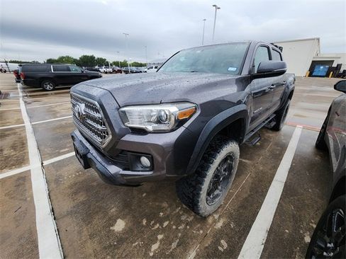 Used 2017 Toyota Tacoma TRD Off-Road AWD/4WD image 3