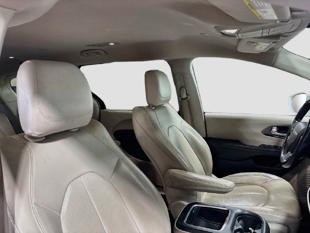 Used 2021 Chrysler Pacifica Touring-L FWD image 18