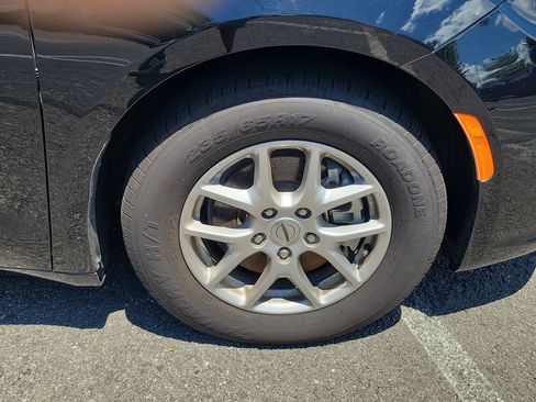 Used 2024 Chrysler Pacifica Touring-L FWD image 6