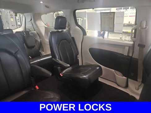Used 2022 Chrysler Pacifica Touring-L FWD image 14