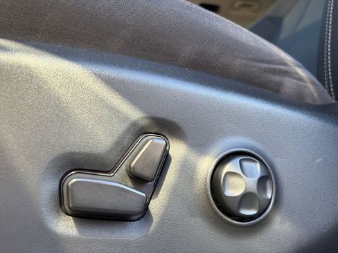 Used 2023 Chrysler Voyager LX image 13