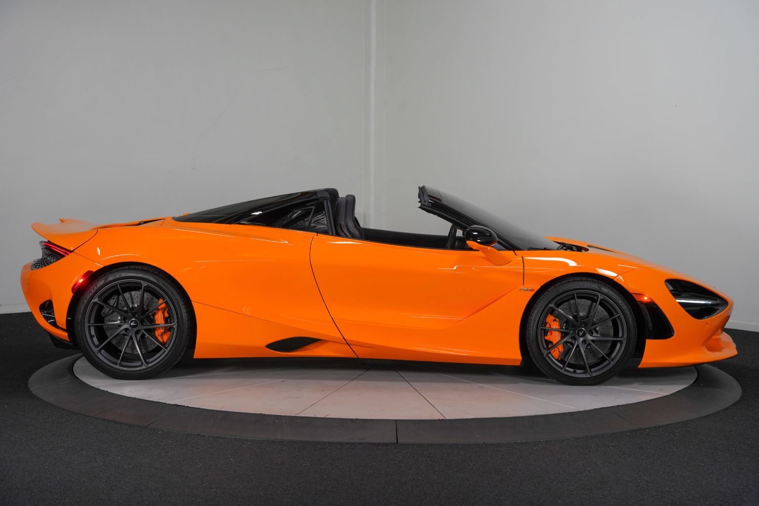 Used 2024 McLaren 750S Spider RWD image 9